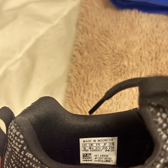 Adidas sneakers size 5 never worn - Picture 3 of 3